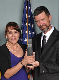 Sean Kirst receives Ernie Pyle Journalism Award